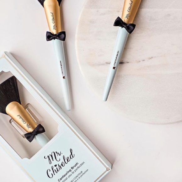 Too Faced “MR.chiseled” contouring brush - Picture 2 of 2